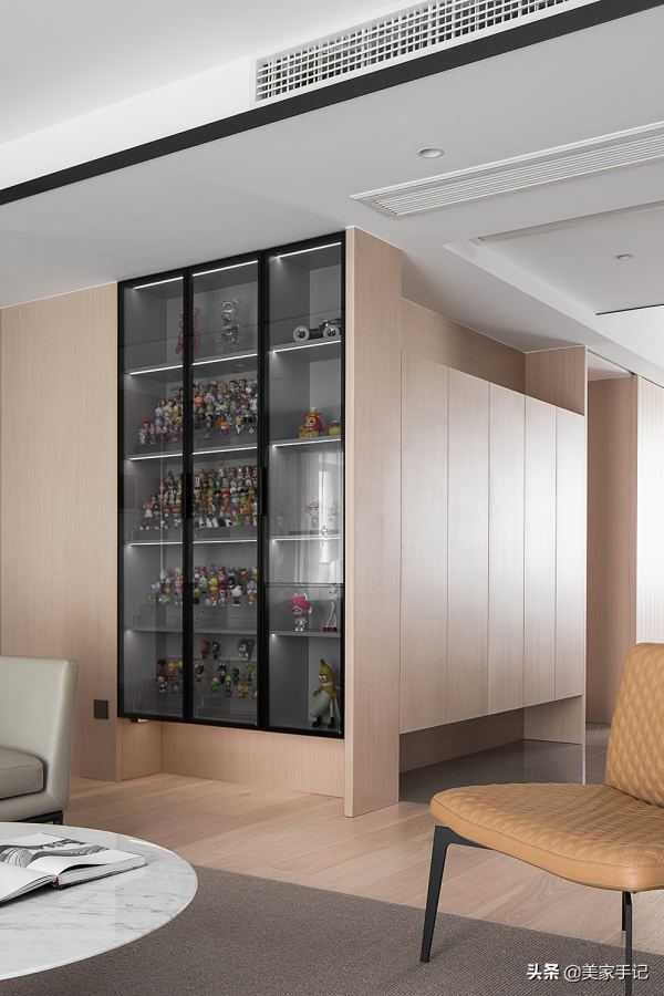 堅持極簡主義的浙江夫婦，把家裝修得一塵不染，透著骨子裡的高階