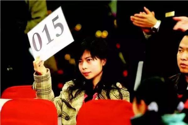 1982年，北京老人撿回兩把&OpenCurlyDoubleQuote;破椅子&rdquo;，29年後竟拍出2300萬的天價