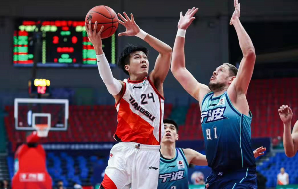 23分大勝，終結10連敗，李楠臉上露出笑容，吳冠希23+6立大功