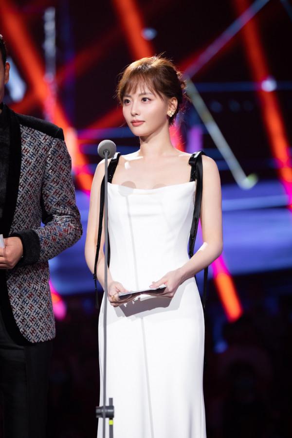 活動紅毯造型,張嘉倪把野性風禮服穿出穩重感,佟麗婭生圖也驚豔 活動紅毯造型,張嘉倪把野性風禮服穿出穩重感,佟麗婭生圖也驚豔