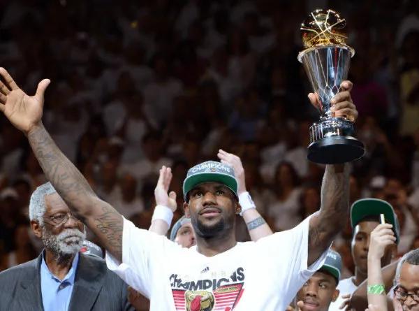 盤點詹姆斯生涯各賽季資料，網友紛紛表示根本沒有一點進步