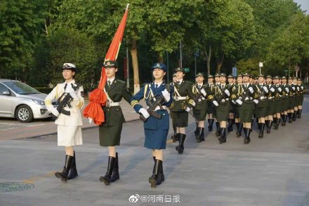 升國旗時要搖125~130圈手柄