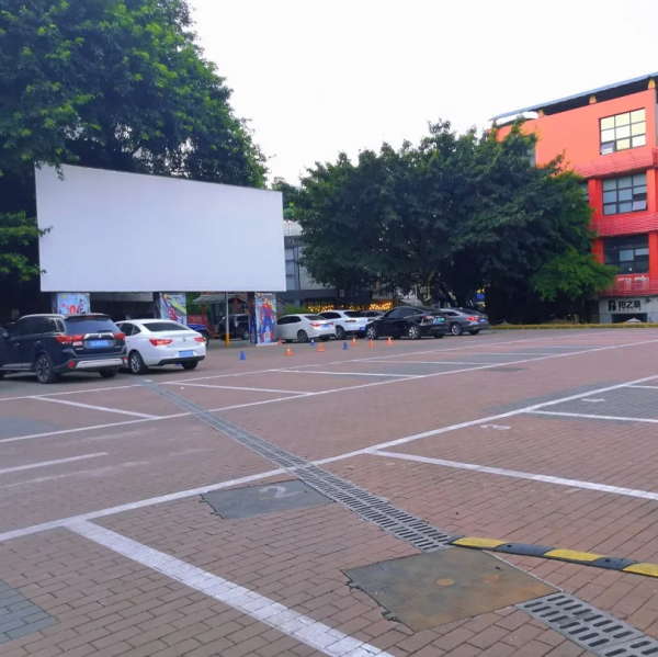 奔著體驗汽車影院而去，沒想到被周圍免費的環境吸引到了