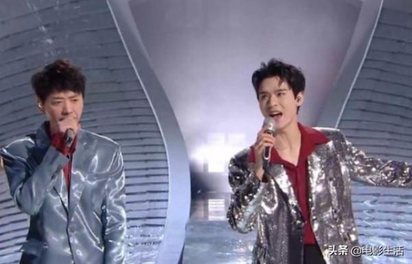 跨年晚會男星開始“內卷”，王源酷似貴公子，張藝興帶來超強舞臺