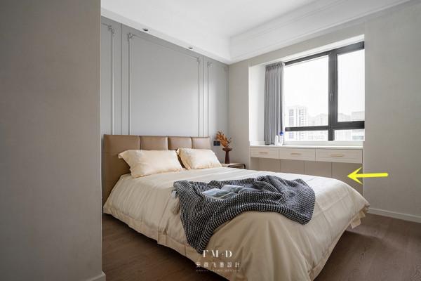 裝書櫃不划算，巧妙利用書桌底下空間，做抽拉儲物，不佔地還省錢