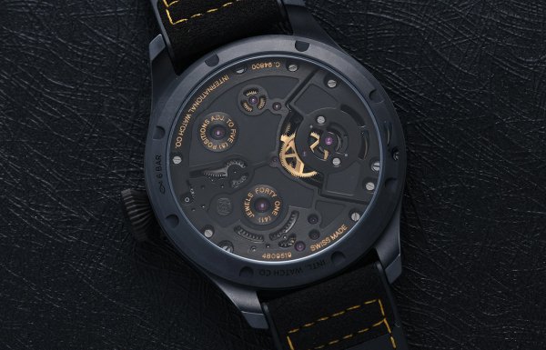 大型飛行員恆定動力陀飛輪腕錶，展現極致未來感