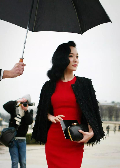 霍思燕氣質拿捏得真好,黑色外套披在大紅裙上,一看就是高階貴婦 霍思燕氣質拿捏得真好,黑色外套披在大紅裙上,一看就是高階貴婦