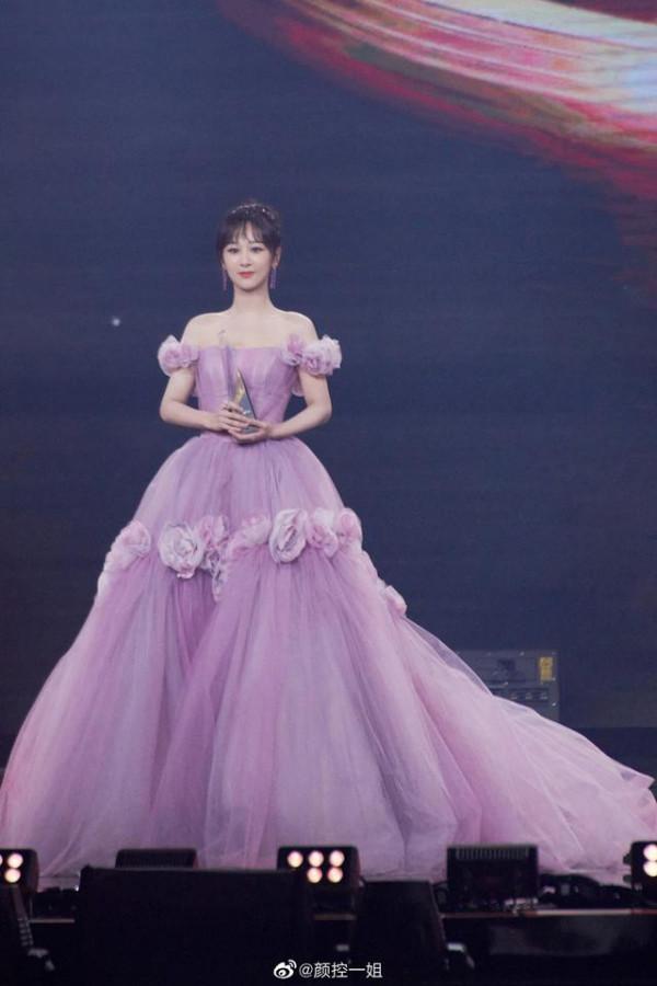 楊紫穿上紫色紗裙，就像墜入凡間的公主