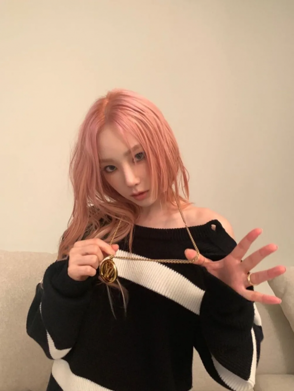 克萊因藍過時了？2021年的4個秋冬流行色，顯白又高階