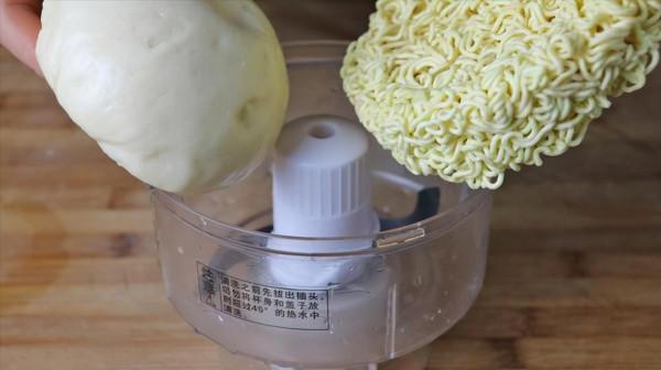 饅頭裡加入泡麵，居然這麼好吃，比肉還香，我家一週吃5次真解饞