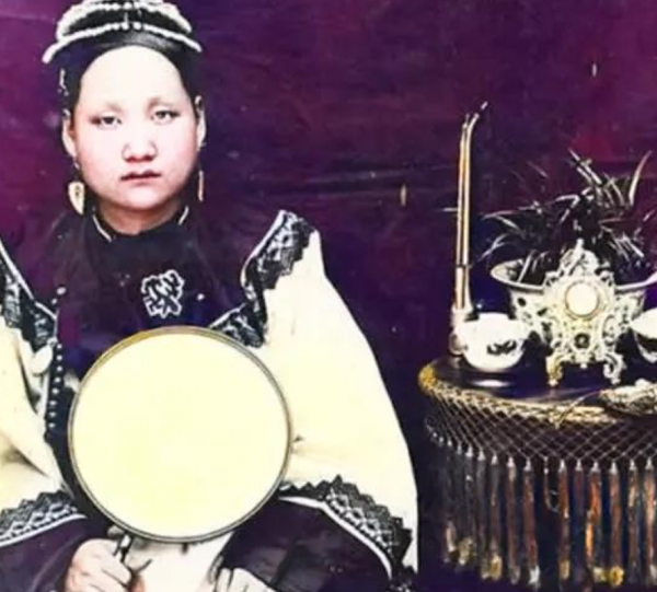 真實清末亂世象，富人縱情享樂，貴族女子纖弱嬌媚，百姓一臉麻木