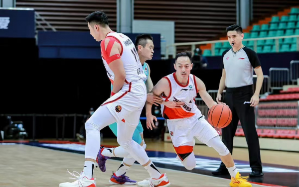 CBA又爆發衝突！趙泰隆惡犯江蘇小將後還囂張挑釁，2人差點打起來