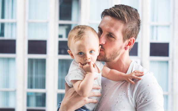 父親發愁女兒長得太像自己，用影片記錄，網友：媽媽已盡力