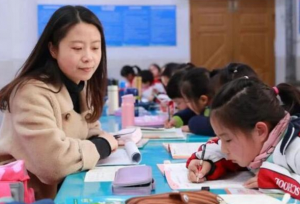 語文老師是親嫂子，媽媽拍下嫂子訓小叔子的過程，引眾網友圍觀