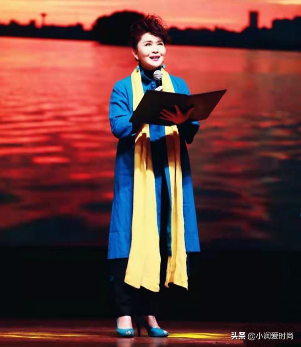 59歲田歌真雅緻,穿開衫和妹妹田岷同框不輸氣質,衣品適合媽媽們 59歲田歌真雅緻,穿開衫和妹妹田岷同框不輸氣質,衣品適合媽媽們