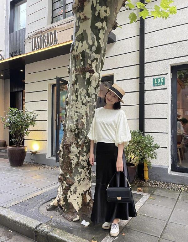 42歲的高圓圓才是“阿姨圈頂流”，黑色外套搭配百褶裙，減齡洋氣