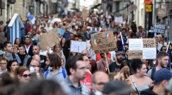 法國看上印度，印度人火速拒絕：我們不買潛艇！法國部長房子比拼：有人住52平