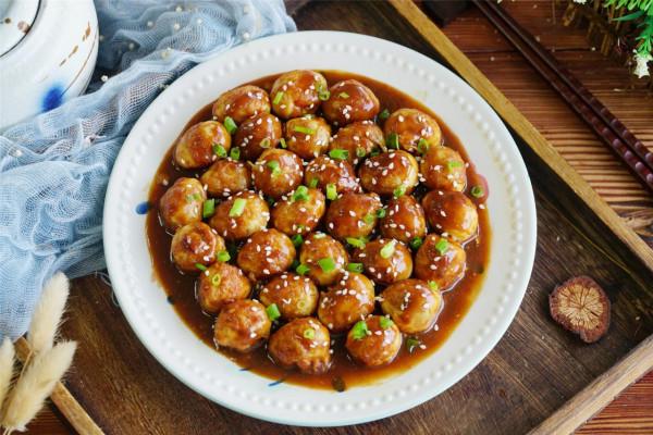 中秋家宴，10菜1湯已備好，有葷有素，好吃還簡單，家人都滿意