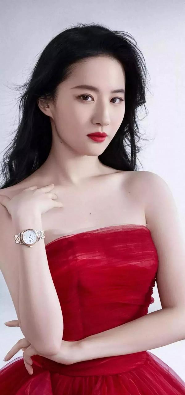 劉亦菲，優雅迷人，盡顯成熟御姐氣質