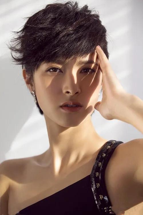 靳東初戀女友：隋俊波一生三段感情，結婚八年，老公身份至今是謎