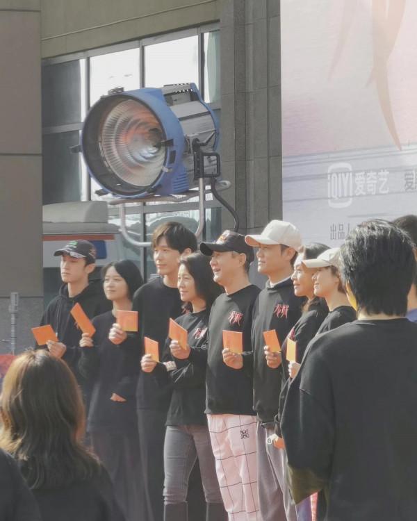 45歲馬伊琍和小14歲小鮮肉拍新戲！特意裝嫩現身，穿休閒裝太減齡