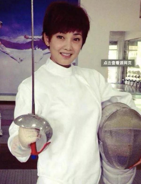 著名演員牛莉為啥甘心嫁給“普通男人”，養育女兒，幸福一生？