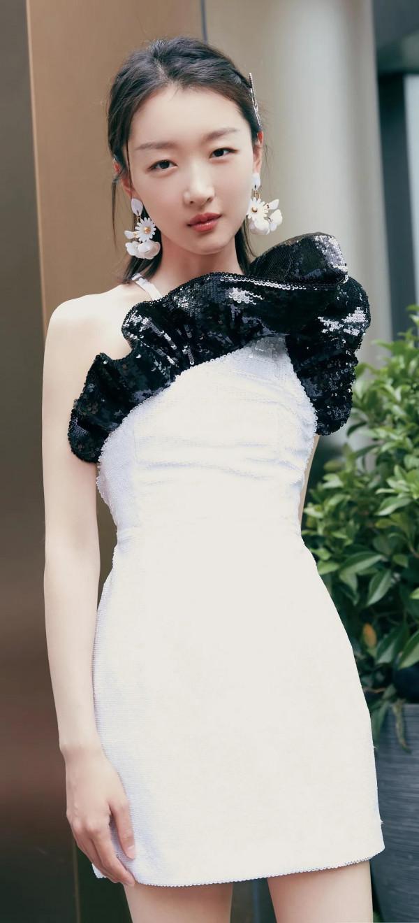 最年輕的影后河北美女周冬雨:嬌小靈動活潑可愛(第10張最可愛) 最年輕的影后河北美女周冬雨:嬌小靈動活潑可愛(第10張最可愛)