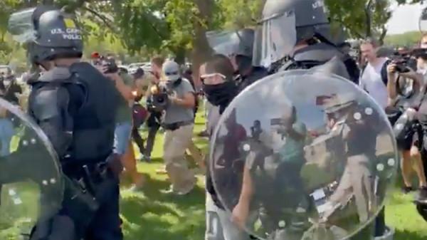 美國超400人在國會大廈前示威 有人持刀槍被捕 美國超400人在國會大廈前示威 有人持刀槍被捕