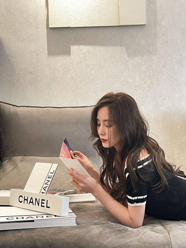 劉詩詩黑色修身禮服小露香肩 波浪捲髮映襯精緻眉眼氣質超然