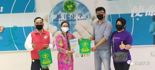 他的馬來老婆是第一個正在開車環球的華人