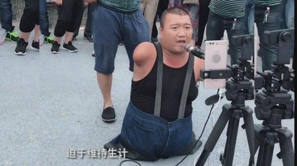 筷子哥:生下來就是一個大肉球,沒有四肢,我也能養活我的妻兒 筷子哥:生下來就是一個大肉球,沒有四肢,我也能養活我的妻兒