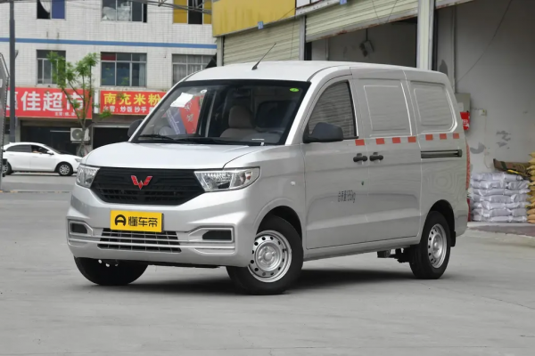 提供5門2座佈局，定價4&period;79萬，五菱宏光V的用車成本究竟低不低？