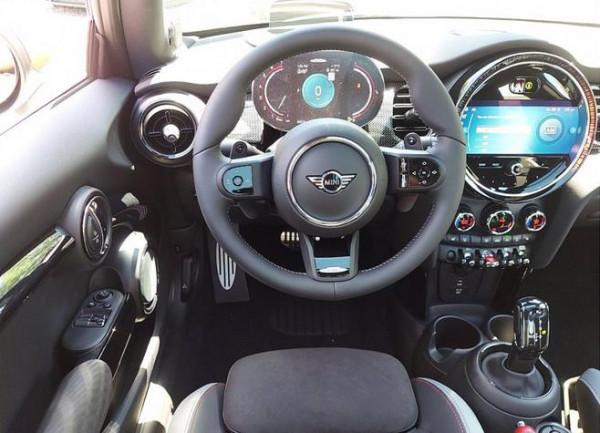 車長不足4米卻賣到30多萬?2.0T動力,破百僅需6.1秒 車長不足4米卻賣到30多萬?2.0T動力,破百僅需6.1秒