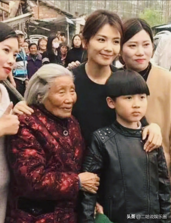 明星迴鄉的真實場景、真的是樸實如華、臺上臺下差別好大 明星迴鄉的真實場景、真的是樸實如華、臺上臺下差別好大