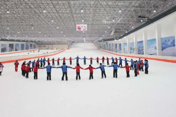 乘坐市郊鐵路打卡沿線滑雪勝地,享受冰雪運動的快樂 乘坐市郊鐵路打卡沿線滑雪勝地,享受冰雪運動的快樂