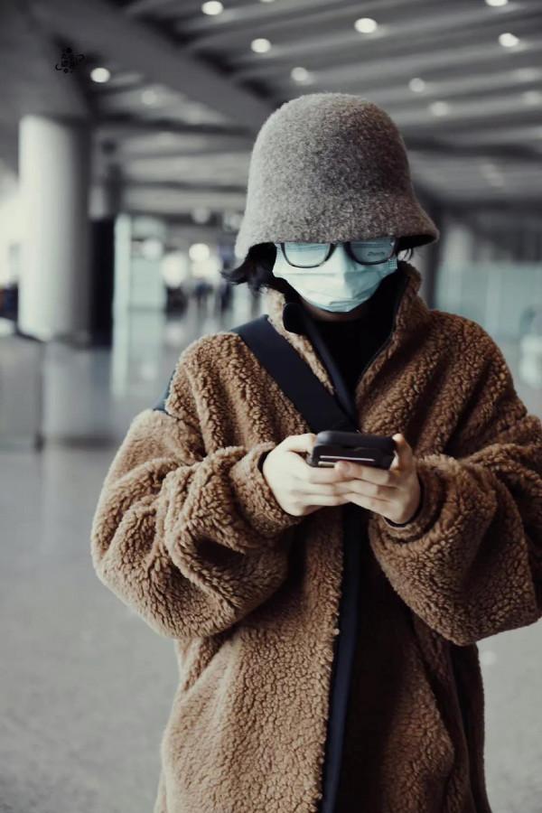 張子楓私服，身穿咖啡色抓絨外套搭毛呢盆帽，暖色調訴說冬日溫柔