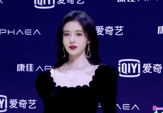 嘉南傳變成奇蹟暖暖？鞠婧禕還是萬年不變精修妝容，和劇目都不配