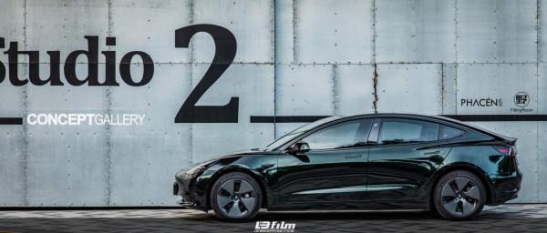 特斯拉-Model3全車貼膜LB改色膜超亮金屬祖母石綠