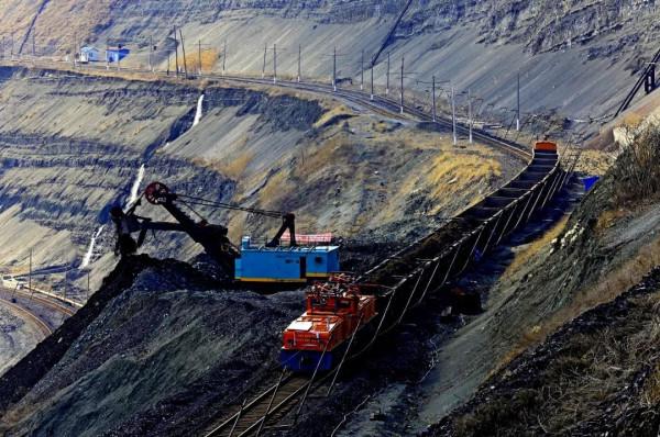 我國第一露天煤礦，煤層厚達55.5米，開採上百年後成如今的模樣