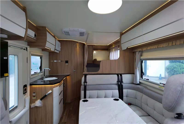 金冠賓歌CX500小額頭房車，軍工品質舒享溫情