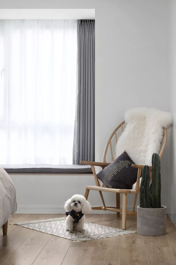 118平的極簡風二居室，餐廳邊做大理石地臺，確實好看