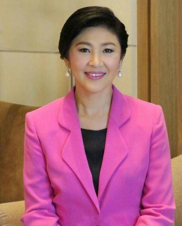 54歲英拉好福氣：相伴25年的男友在家等她，長兄如父護她半生周全