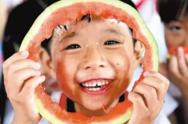 吃一次等於吃9個塑膠袋，很多家長喜歡喂，醫生：真是瞎胡鬧