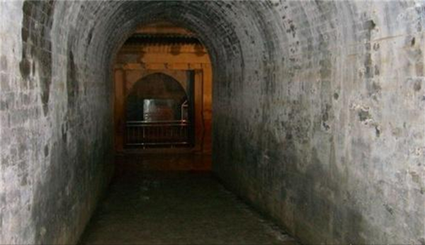 1964年越南考古一皇陵：皇帝屍體完好如初，疑現中國明朝樣式龍袍