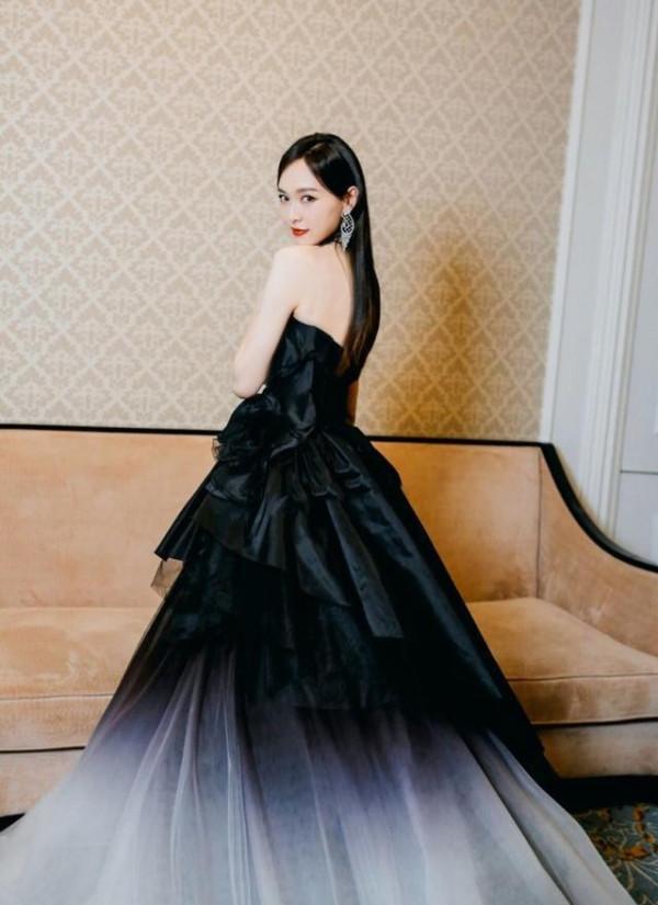 唐嫣水墨天鵝公主裙,就像是一幅清淨的水墨畫 唐嫣水墨天鵝公主裙,就像是一幅清淨的水墨畫