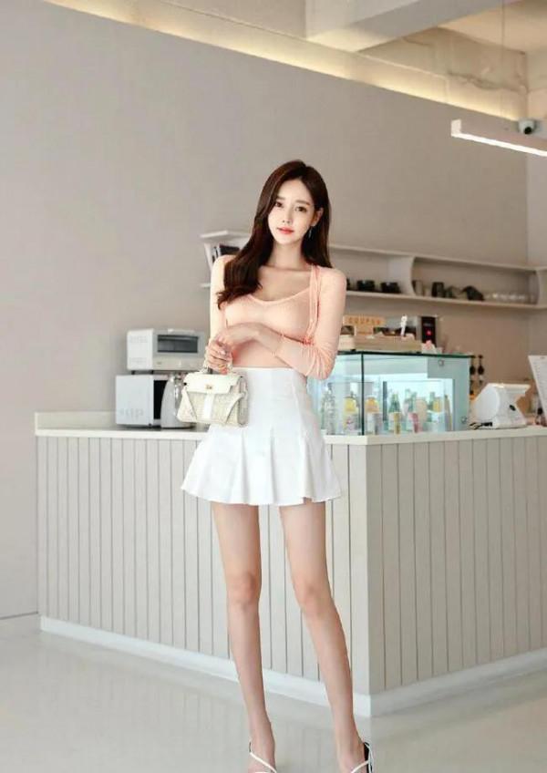 吊帶的穿搭思路，上班這樣穿清涼又時髦