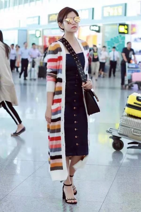 陳妍希這品味看不懂，背心小短裙挺減齡的，配上大紅長筒靴太浮誇