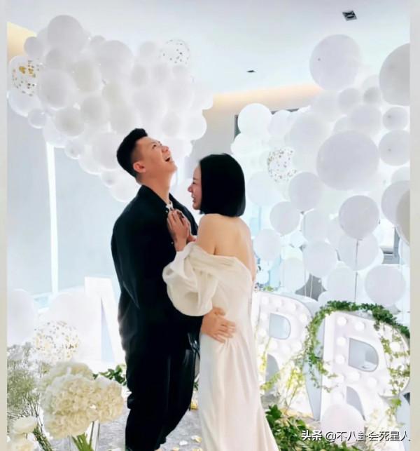 何猷君前任帶4歲兒子改嫁,出身百億豪門,比奚夢瑤得四太太歡心 何猷君前任帶4歲兒子改嫁,出身百億豪門,比奚夢瑤得四太太歡心