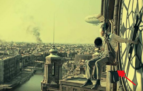 電影《八佰》中，士兵抱著手榴彈一個個往下跳，直接扔不行嗎？