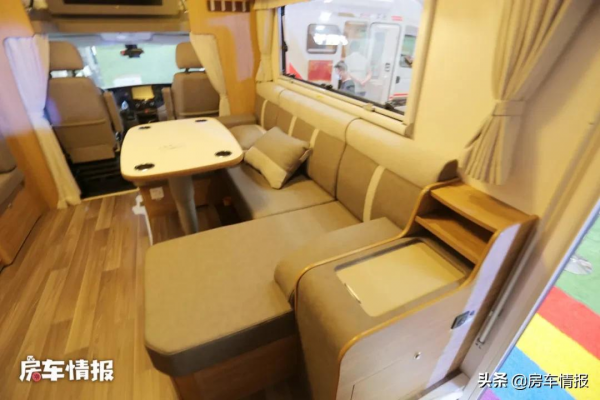 金冠新款房車，客廳能坐10人沙發比家裡的還大，朋友小聚也有面子